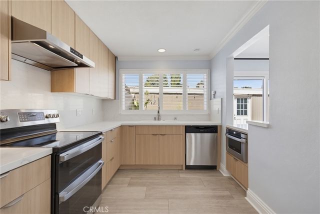 18134 Killion Street 4, Tarzana, CA 91356