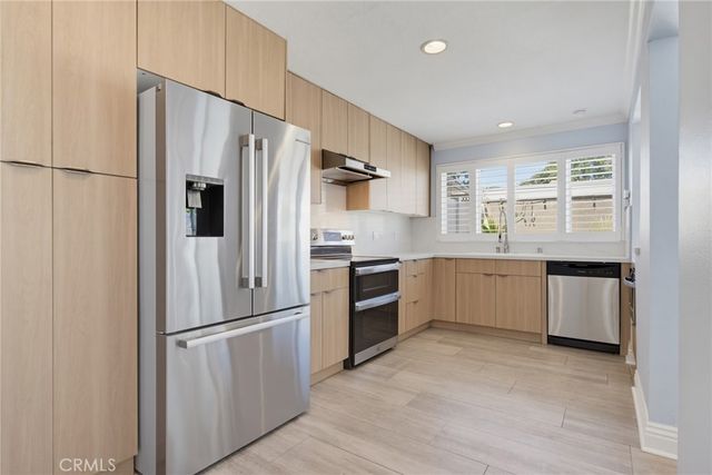 18134 Killion Street 4, Tarzana, CA 91356