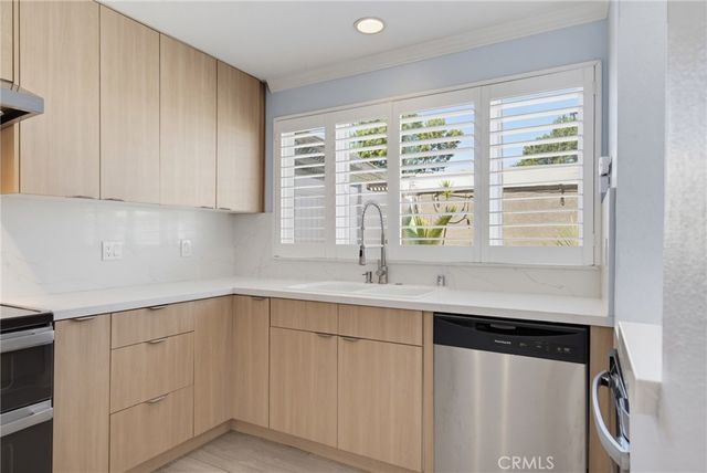 18134 Killion Street 4, Tarzana, CA 91356