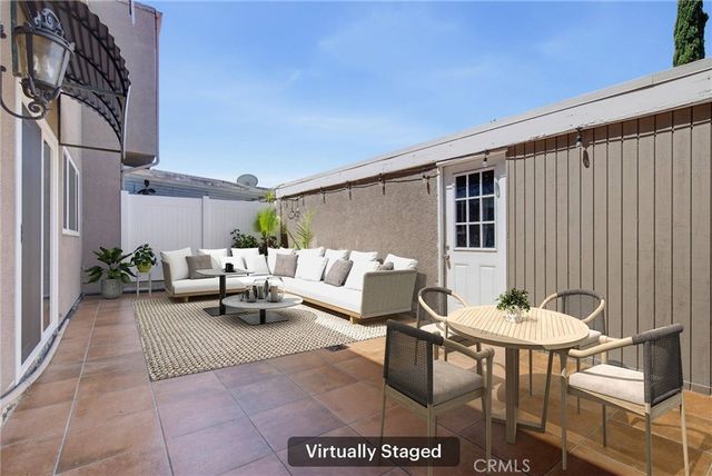 18134 Killion Street 4, Tarzana, CA 91356
