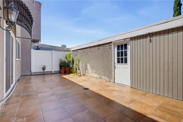 18134 Killion Street 4, Tarzana, CA 91356