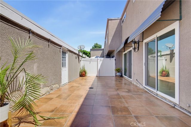 18134 Killion Street 4, Tarzana, CA 91356