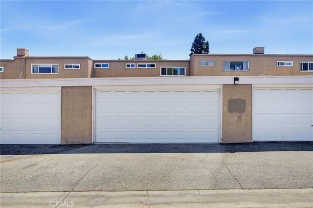 18134 Killion Street 4, Tarzana, CA 91356