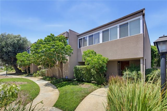 18134 Killion Street 4, Tarzana, CA 91356