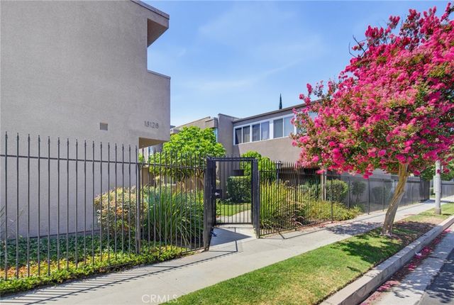 18134 Killion Street 4, Tarzana, CA 91356