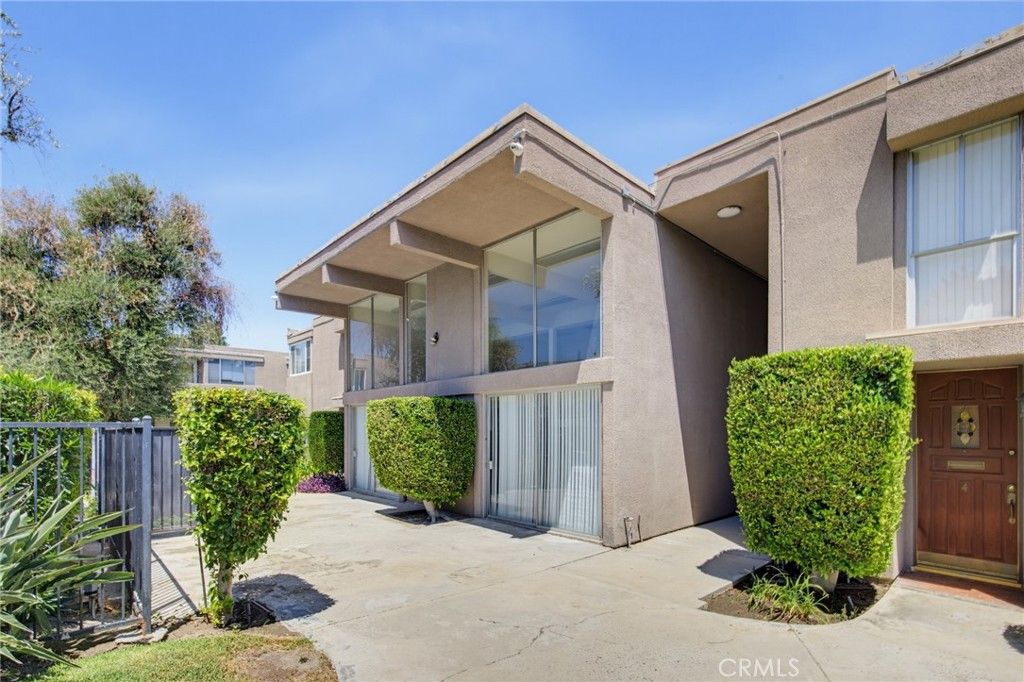 18134 Killion Street 4, Tarzana, CA 91356