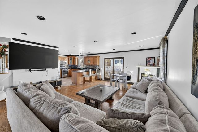 7 Bradley Ave, Somerset, MA 02725