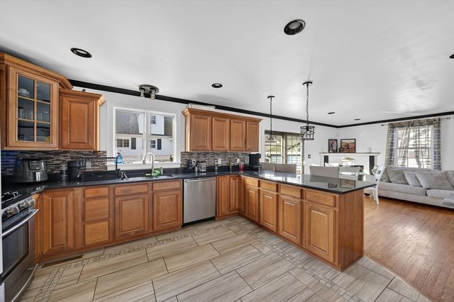 7 Bradley Ave, Somerset, MA 02725