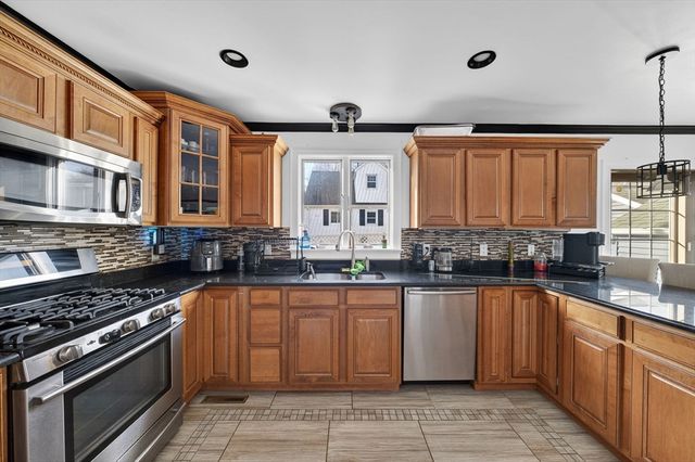 7 Bradley Ave, Somerset, MA 02725