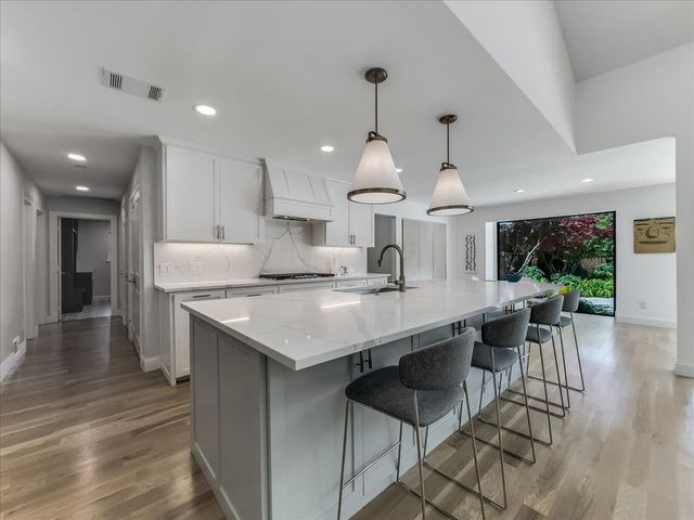 7049 Gateridge Drive, Dallas, TX 75254