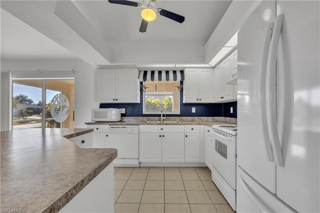 916 NE 4th PL, Cape Coral, FL 33909