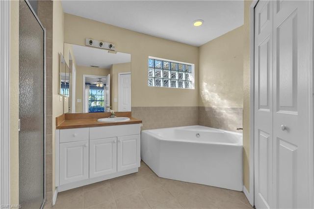 916 NE 4th PL, Cape Coral, FL 33909