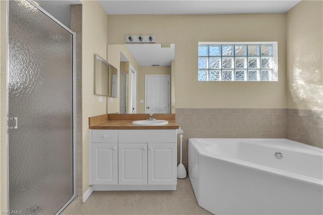 916 NE 4th PL, Cape Coral, FL 33909