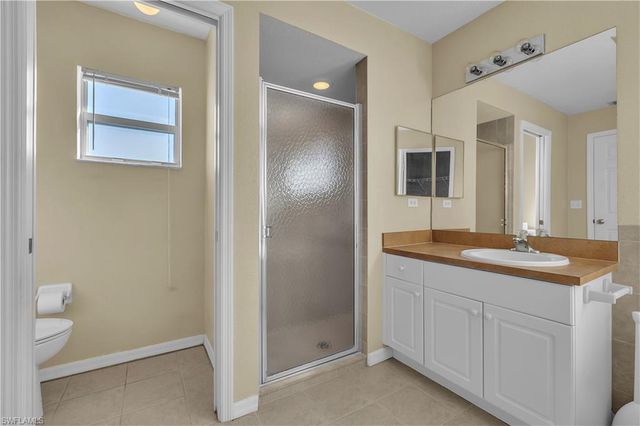 916 NE 4th PL, Cape Coral, FL 33909