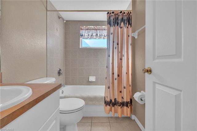 916 NE 4th PL, Cape Coral, FL 33909