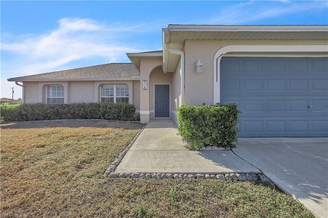 916 NE 4th PL, Cape Coral, FL 33909
