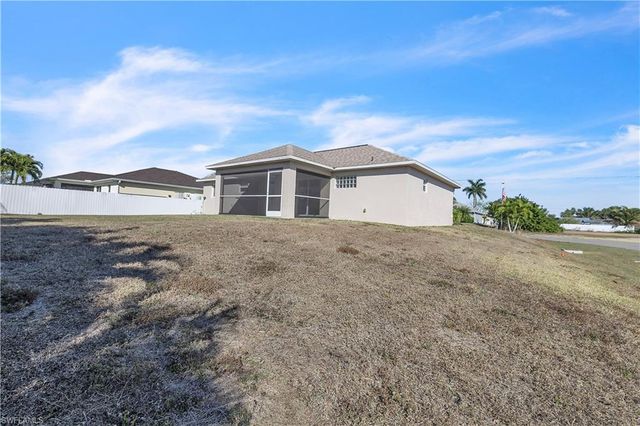 916 NE 4th PL, Cape Coral, FL 33909