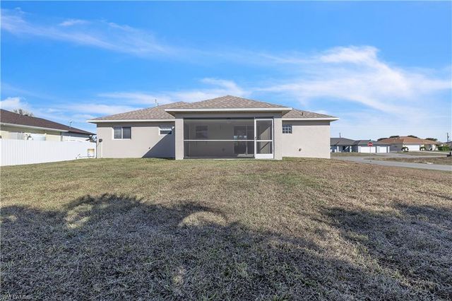 916 NE 4th PL, Cape Coral, FL 33909