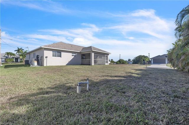 916 NE 4th PL, Cape Coral, FL 33909