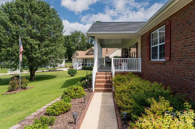 40 Meadow Drive, Horse Shoe, NC 28742