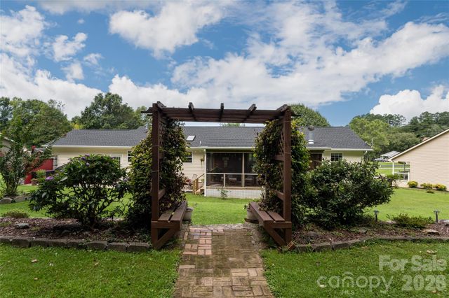 40 Meadow Drive, Horse Shoe, NC 28742