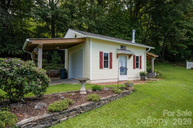 40 Meadow Drive, Horse Shoe, NC 28742