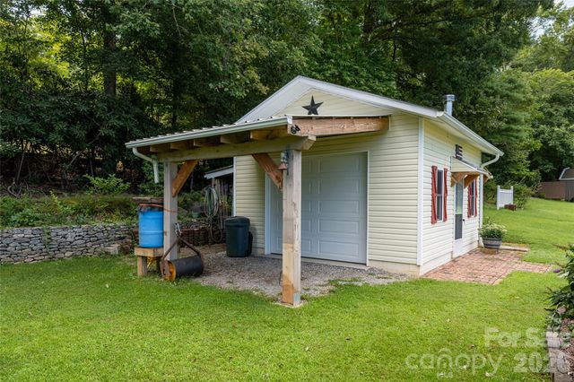 40 Meadow Drive, Horse Shoe, NC 28742