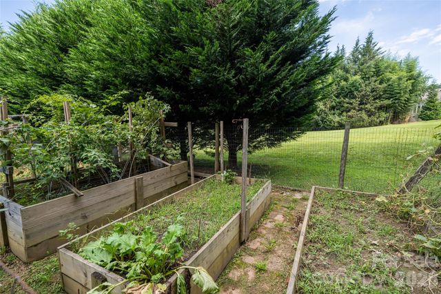 40 Meadow Drive, Horse Shoe, NC 28742
