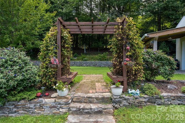 40 Meadow Drive, Horse Shoe, NC 28742