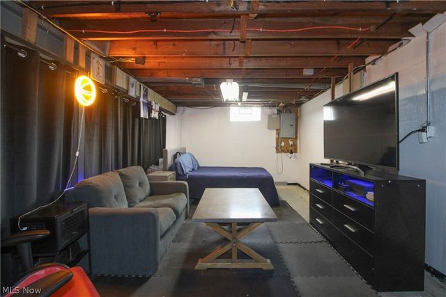 1913 Cloverbrook Drive, Mineral Ridge, OH 44440