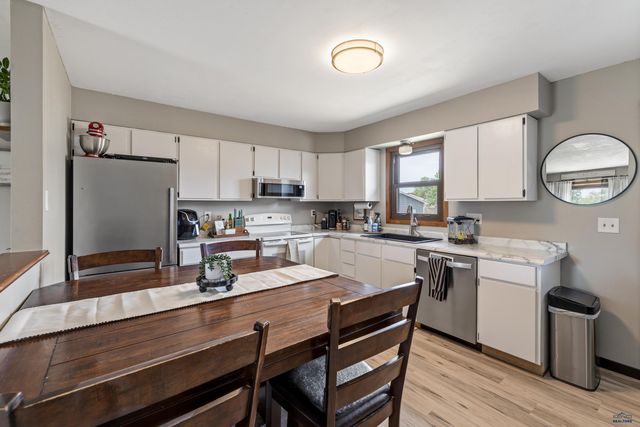 520 BLUEBIRD DR, Box Elder, SD 57719