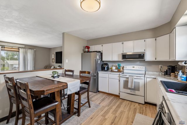 520 BLUEBIRD DR, Box Elder, SD 57719