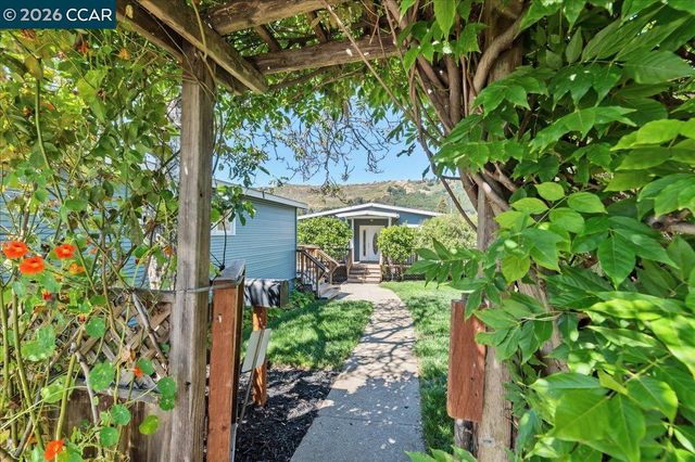 7568 Greenly Dr, Oakland, CA 94605