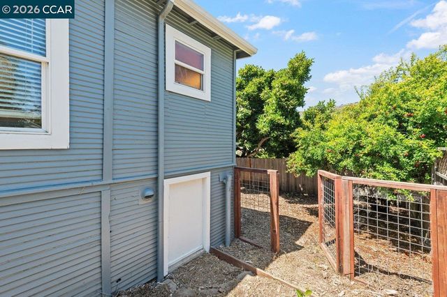 7568 Greenly Dr, Oakland, CA 94605