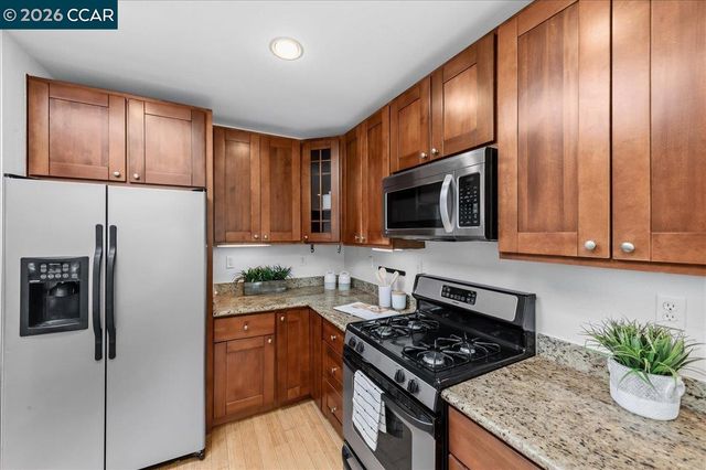 7568 Greenly Dr, Oakland, CA 94605
