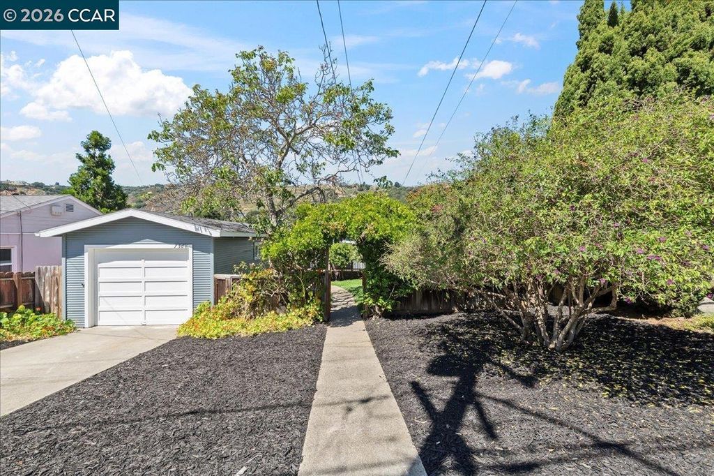 7568 Greenly Dr, Oakland, CA 94605