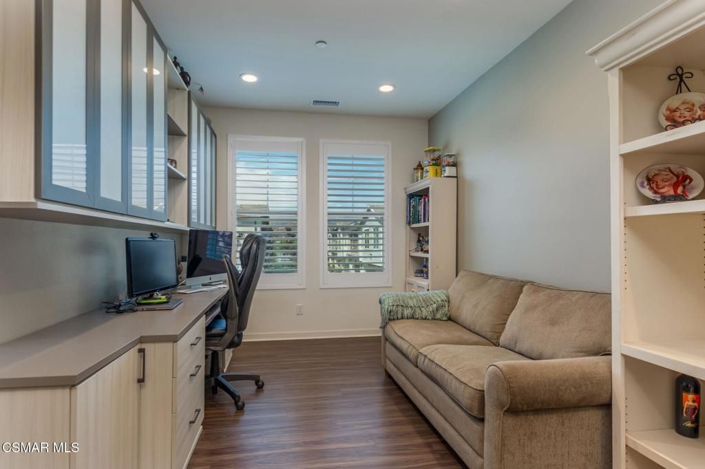 Image 14 of property listing at 114 Red Brick Drive 1, Simi Valley, CA 93065