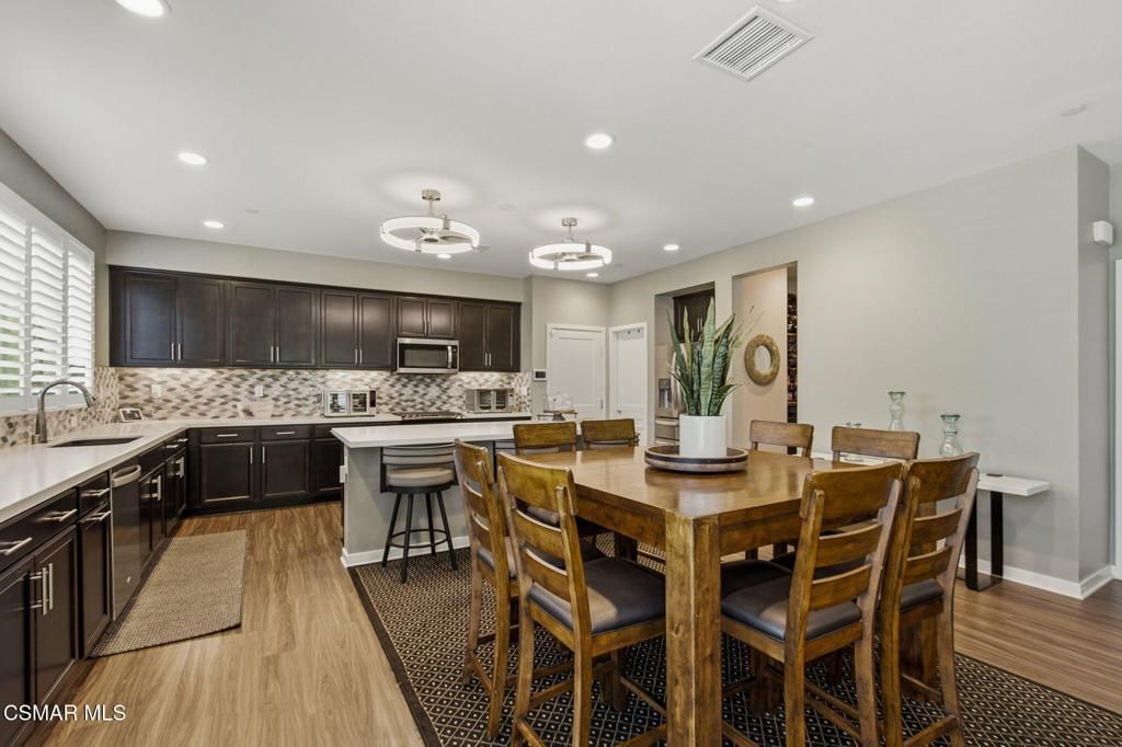 Image 7 of property listing at 114 Red Brick Drive 1, Simi Valley, CA 93065
