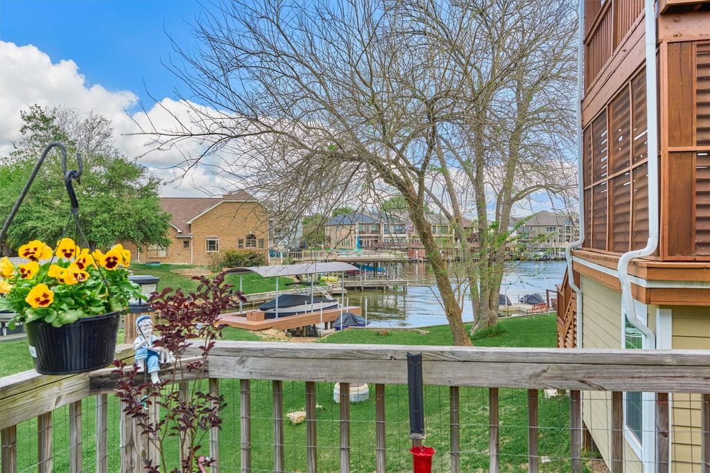 122 Harbour Town Court, Montgomery, TX 77356