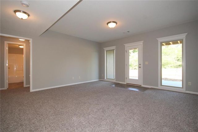 3323 NW 93rd Street, Kansas City, MO 64154