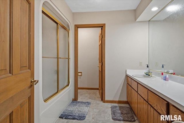 2551 E LAKE SHORE Drive, Springfield, IL 62712