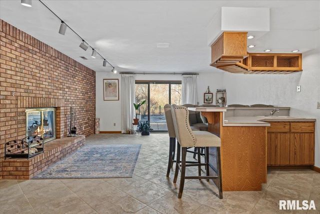 2551 E LAKE SHORE Drive, Springfield, IL 62712