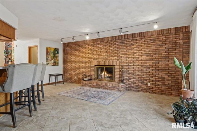 2551 E LAKE SHORE Drive, Springfield, IL 62712