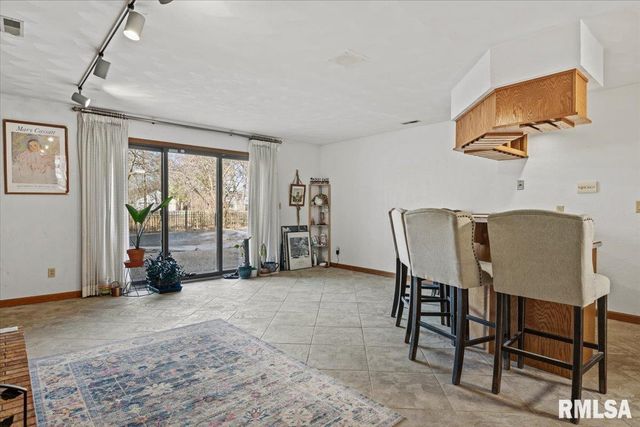 2551 E LAKE SHORE Drive, Springfield, IL 62712