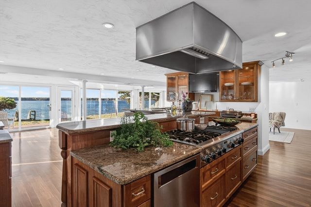 15 Seconsett Point Rd, Mashpee, MA 02649