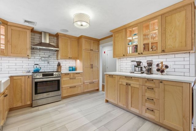 66 Phillips Cir, Waltham, MA 02452