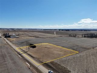 898 Henik Rd, Mt Vernon, IA 52314