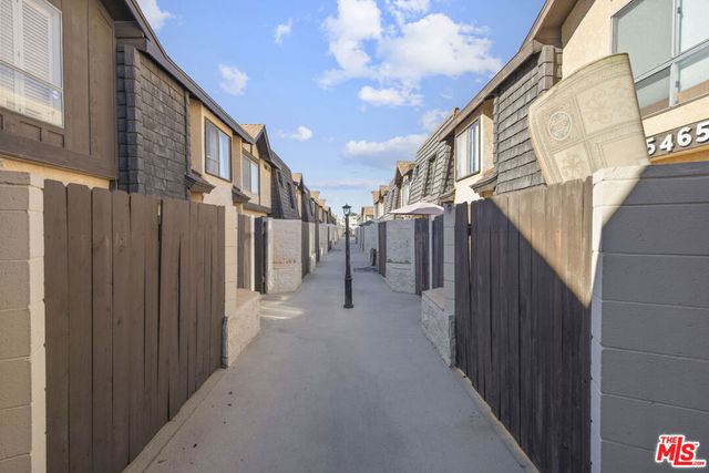 5461 Newcastle Avenue 6, Encino, CA 91316