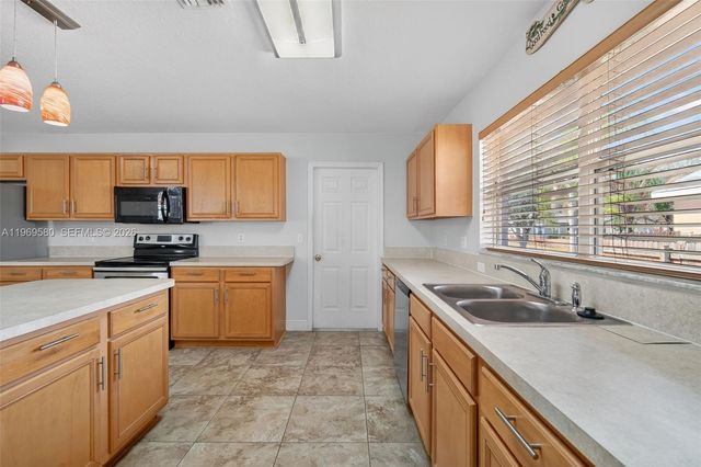 6762 NW Daffodil Ln, Port St. Lucie, FL 34983