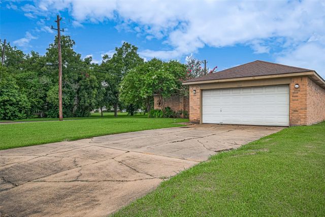 1805 Willow Bend Road, Wharton, TX 77488